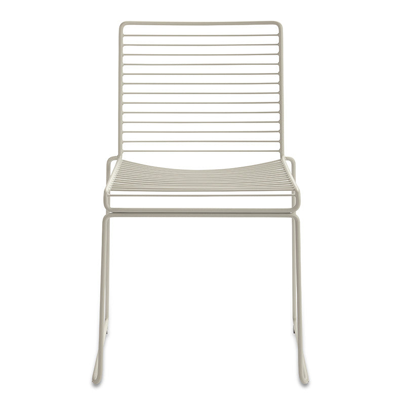 Hee Dining, un scaun din tije metalice, potrivit și pentru exterior. Produs de HAY