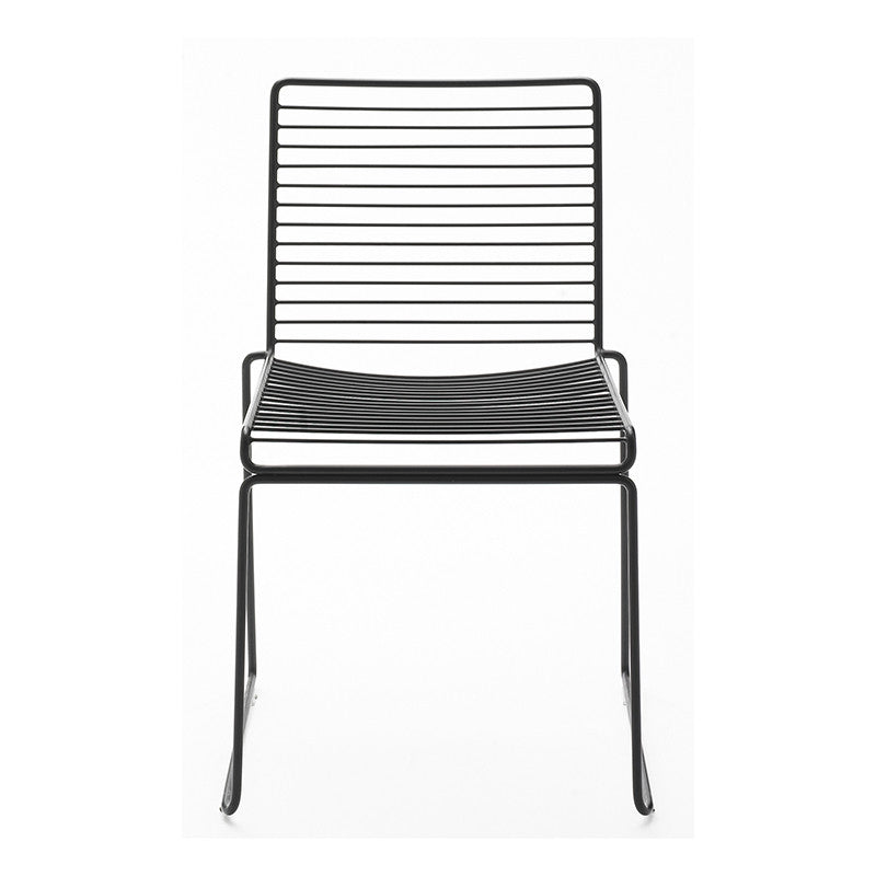 Hee Dining, un scaun din tije metalice, potrivit și pentru exterior. Produs de HAY