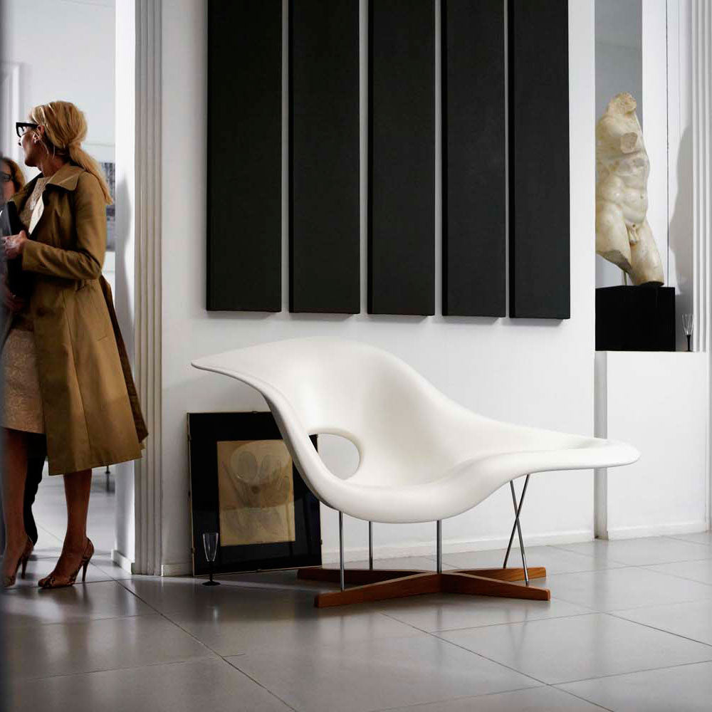 Fotoliul La Chaise, un icon de design creat de Charles si Ray Eames, produs de Vitra